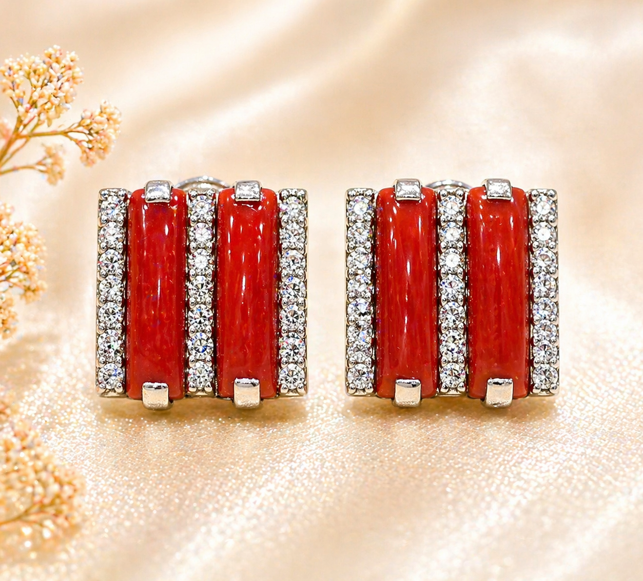 Dettaglio degli Orecchini Prestige in Argento 925 rodiato con doppia fascia di corallo rosso naturale del Mediterraneo e zirconi.