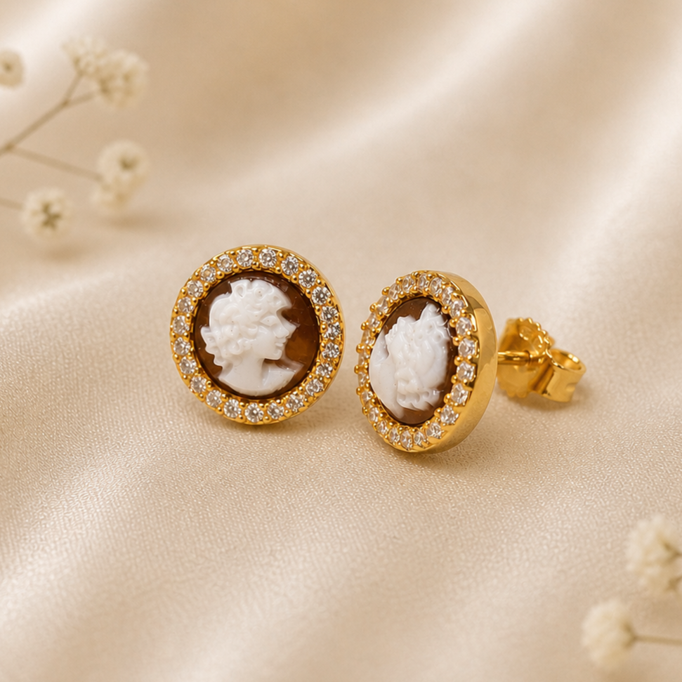 Orecchini Sorrento in Argento 925 placcato oro con Cammei Dama da 8 mm, zirconi bianchi e chiusura a perno con farfallina