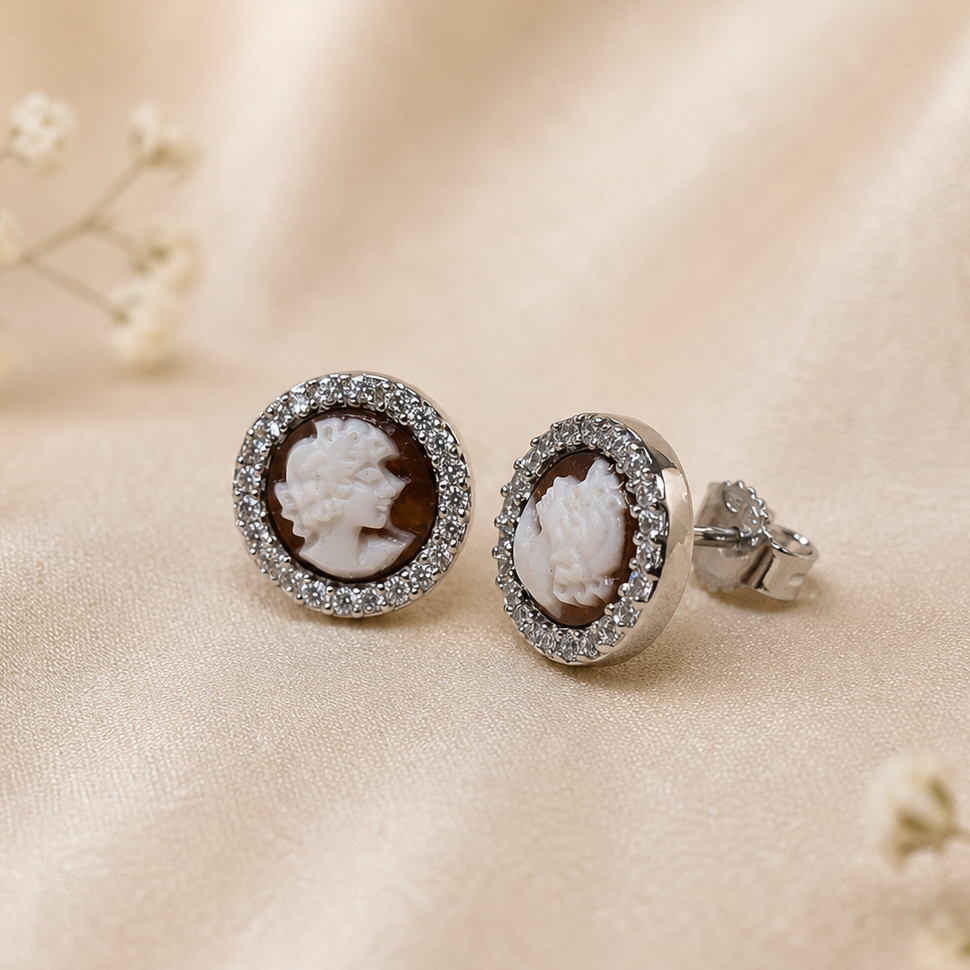 Orecchini Sorrento in Argento 925 rodiato con Cammei Dama da 8 mm, zirconi bianchi e chiusura a perno con farfallina