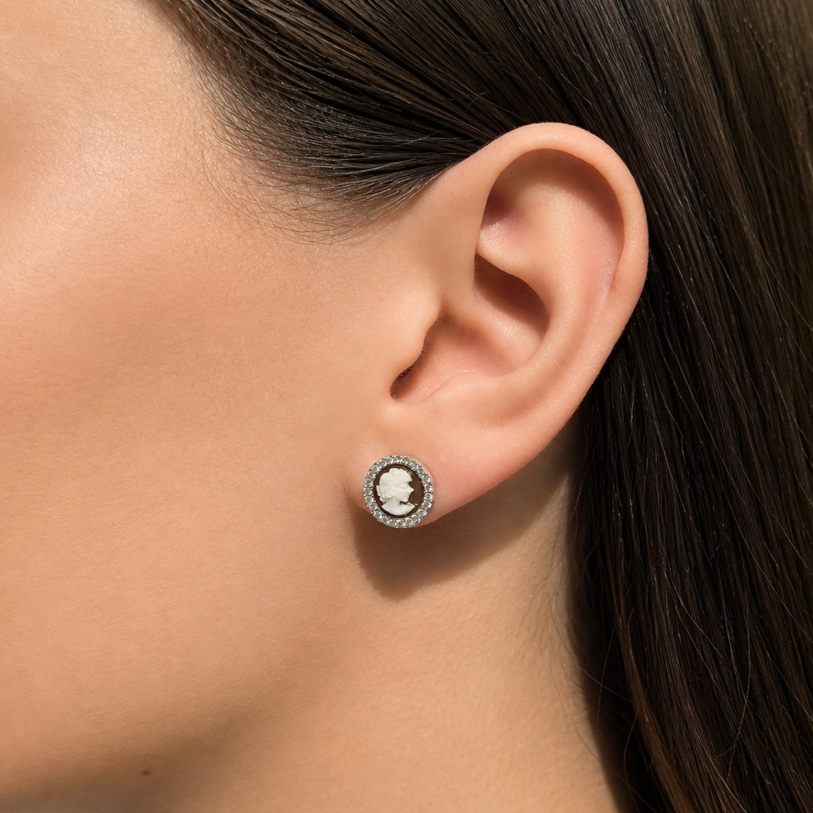 Orecchini Sorrento in Argento 925 rodiato con Cammei Dama da 8 mm e zirconi bianchi indossati da donna