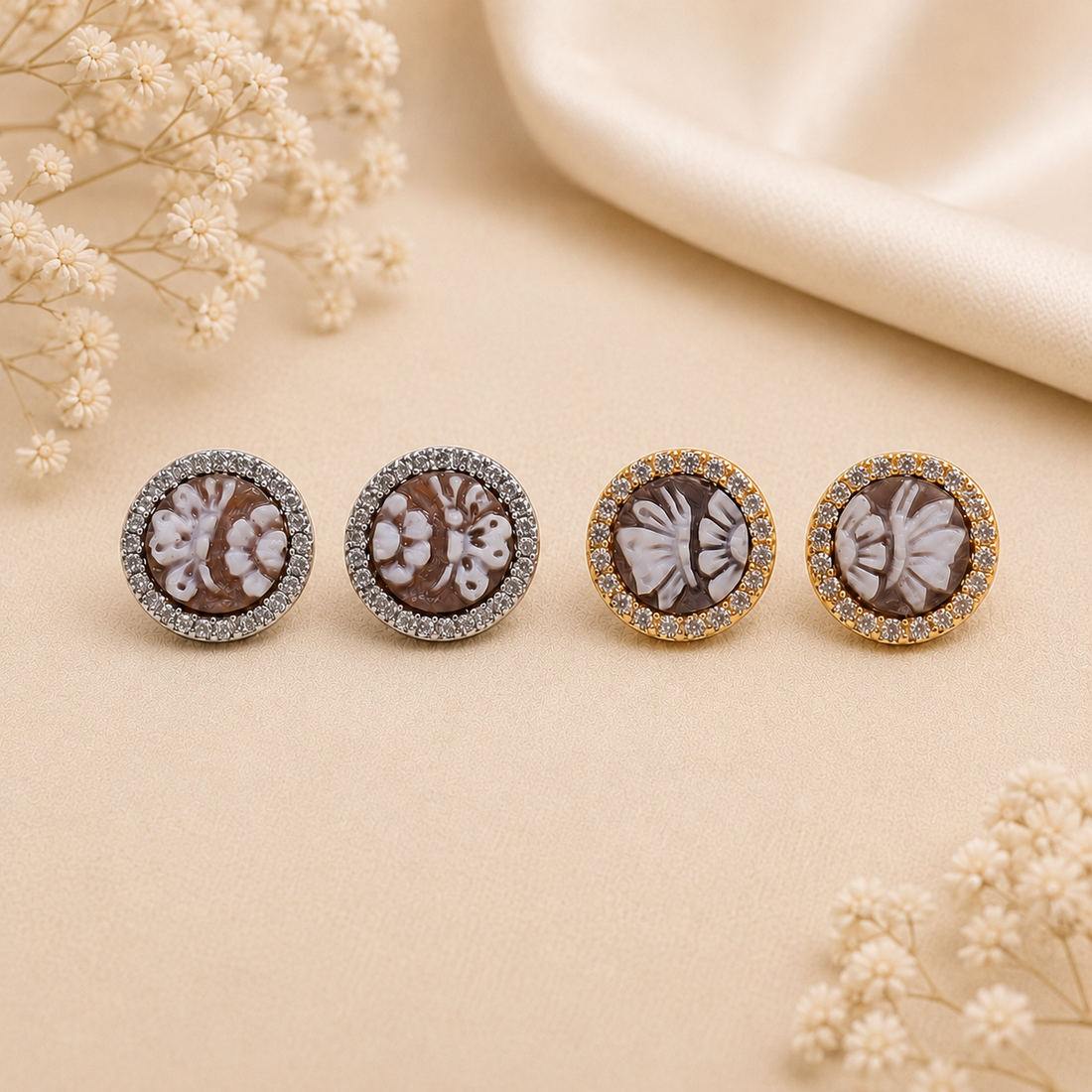Orecchini Sorrento in Argento 925 con cammei Fiore 4 Petali da 8 mm, zirconi bianchi e chiusura a perno con farfallina disponibili nelle finiture placcata oro e rodiata