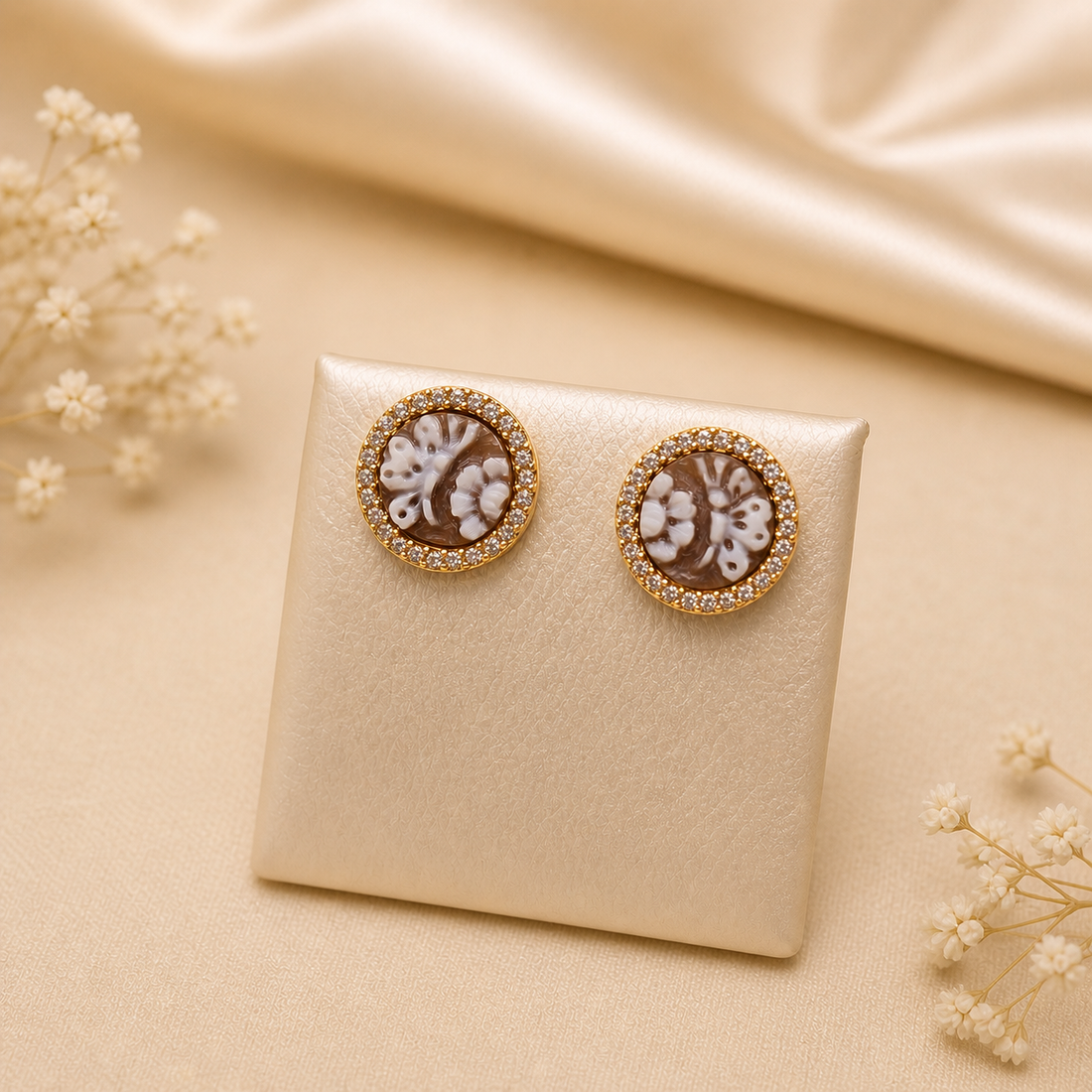 Orecchini Sorrento in Argento 925 placcato oro con cammei Fiore 4 Petali da 8 mm, zirconi bianchi e chiusura a perno con farfallina