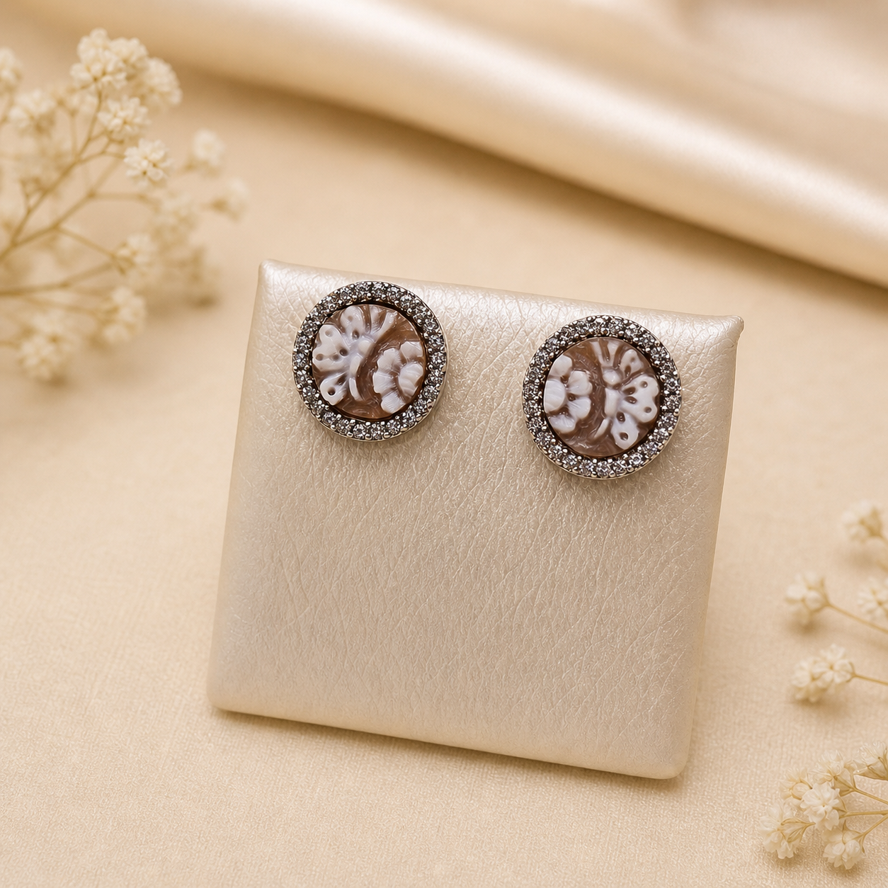 Orecchini Sorrento in Argento 925 rodiato con cammei Fiore 4 Petali da 8 mm, zirconi bianchi e chiusura a perno con farfallina