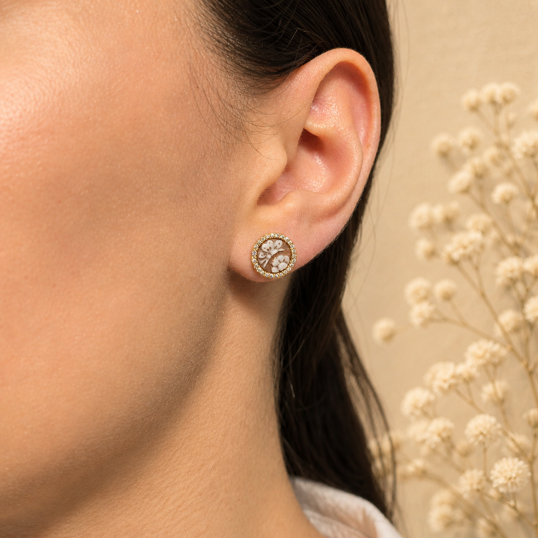 Orecchini Sorrento in Argento 925 placcato oro con cammei Fiore 4 Petali da 8 mm e zirconi bianchi indossati da donna