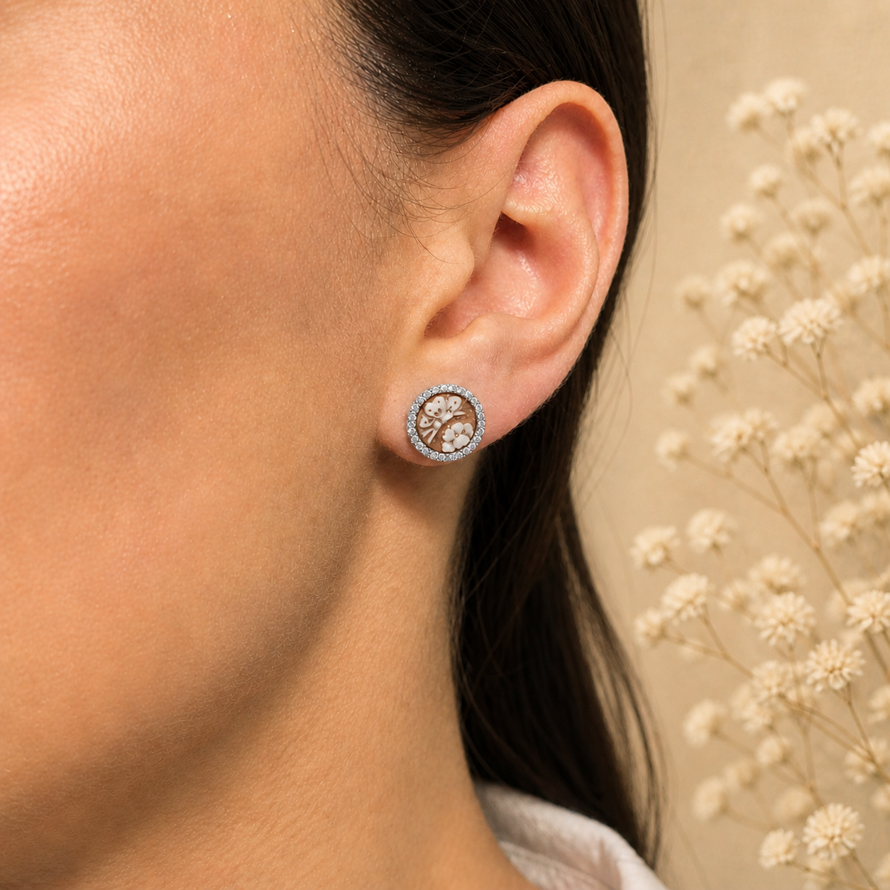 Orecchini Sorrento in Argento 925 rodiato con cammei Fiore 4 Petali da 8 mm e zirconi bianchi indossati da donna