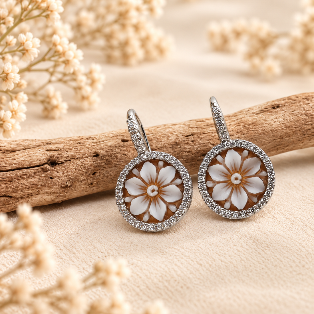 Orecchini Sorrento in Argento 925 rodiato con cammei incisi a fiore di loto a 6 petali e contorno di zirconi bianchi
