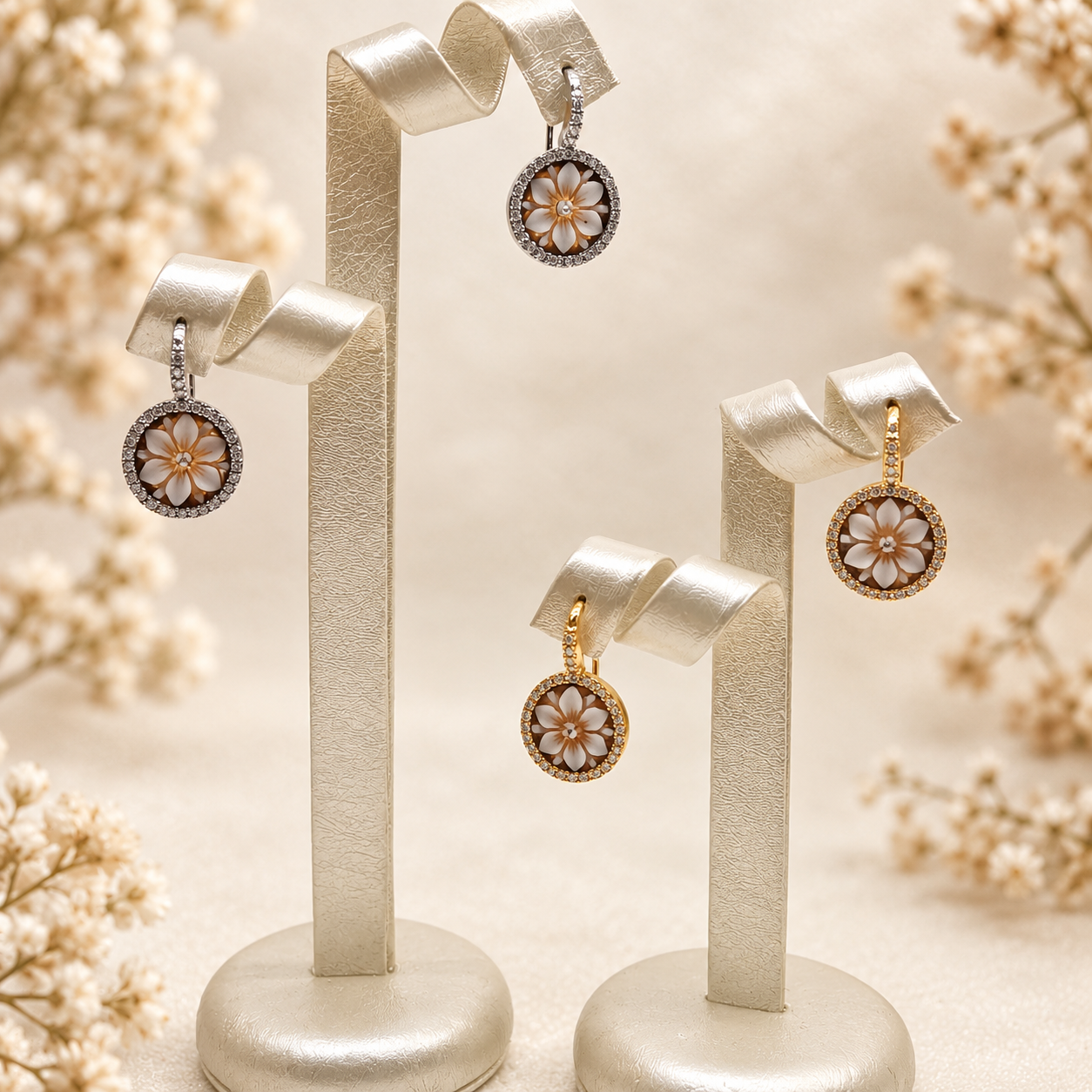 Orecchini Sorrento con cammeo fiore di loto a 6 petali e zirconi, disponibili in Argento 925 dorato e rodiato