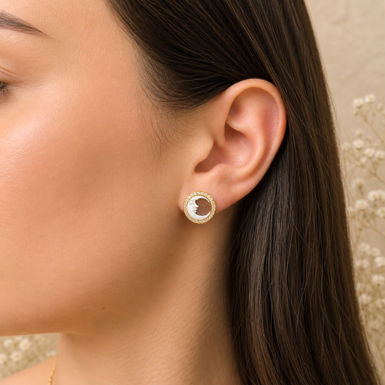 Orecchino Sorrento in Argento 925 placcato oro con cammeo Luna, zirconi bianchi e chiusura a perno indossato da donna