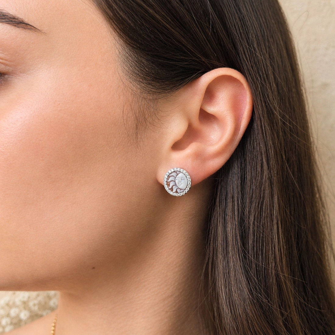 Orecchino Sorrento in Argento 925 rodiato con cammeo Sole, zirconi bianchi e chiusura a perno indossato da donna