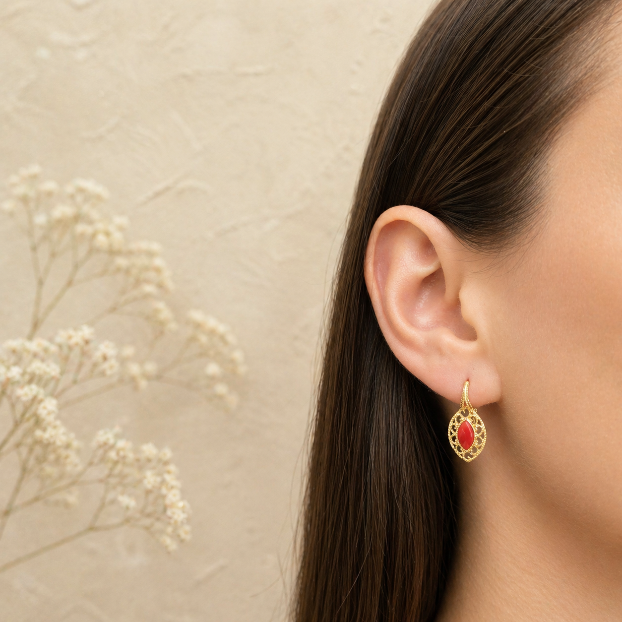 Orecchini Splendid da donna in Argento 925 placcato oro con quattro cabochon ovali di Corallo Rosso Naturale del Mediterraneo e zirconi bianchi indossati.