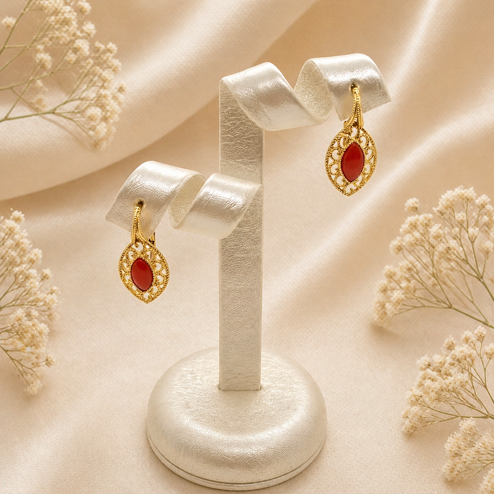 Orecchini Splendid da donna in Argento 925 placcato oro con quattro cabochon ovali di Corallo Rosso Naturale del Mediterraneo e zirconi bianchi.
