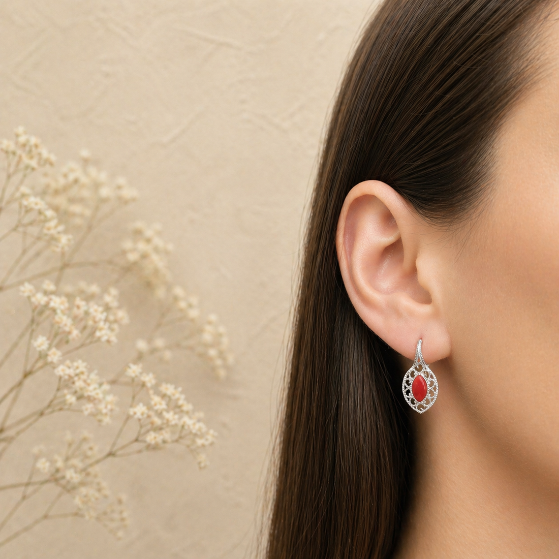 Orecchini Splendid da donna in Argento 925 rodiato con quattro cabochon ovali di Corallo Rosso Naturale del Mediterraneo e zirconi bianchi indossati.