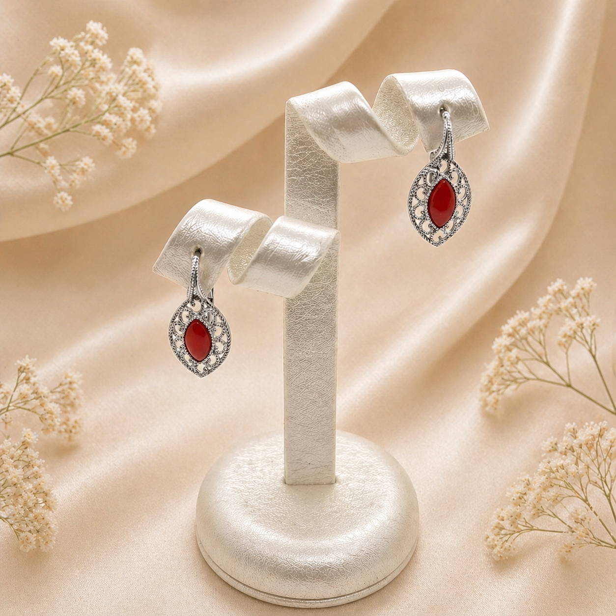 Orecchini Splendid da donna in Argento 925 rodiato con quattro cabochon ovali di Corallo Rosso Naturale del Mediterraneo e zirconi bianchi.