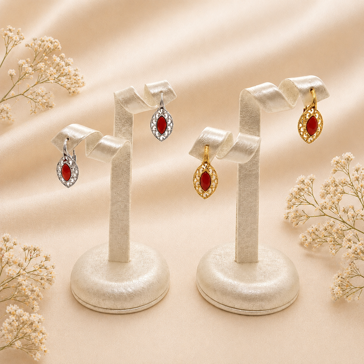 Orecchini Splendid da donna in Argento 925 disponibili in finitura placcata oro e rodiata con quattro cabochon ovali di Corallo Rosso Naturale del Mediterraneo e zirconi bianchi.
