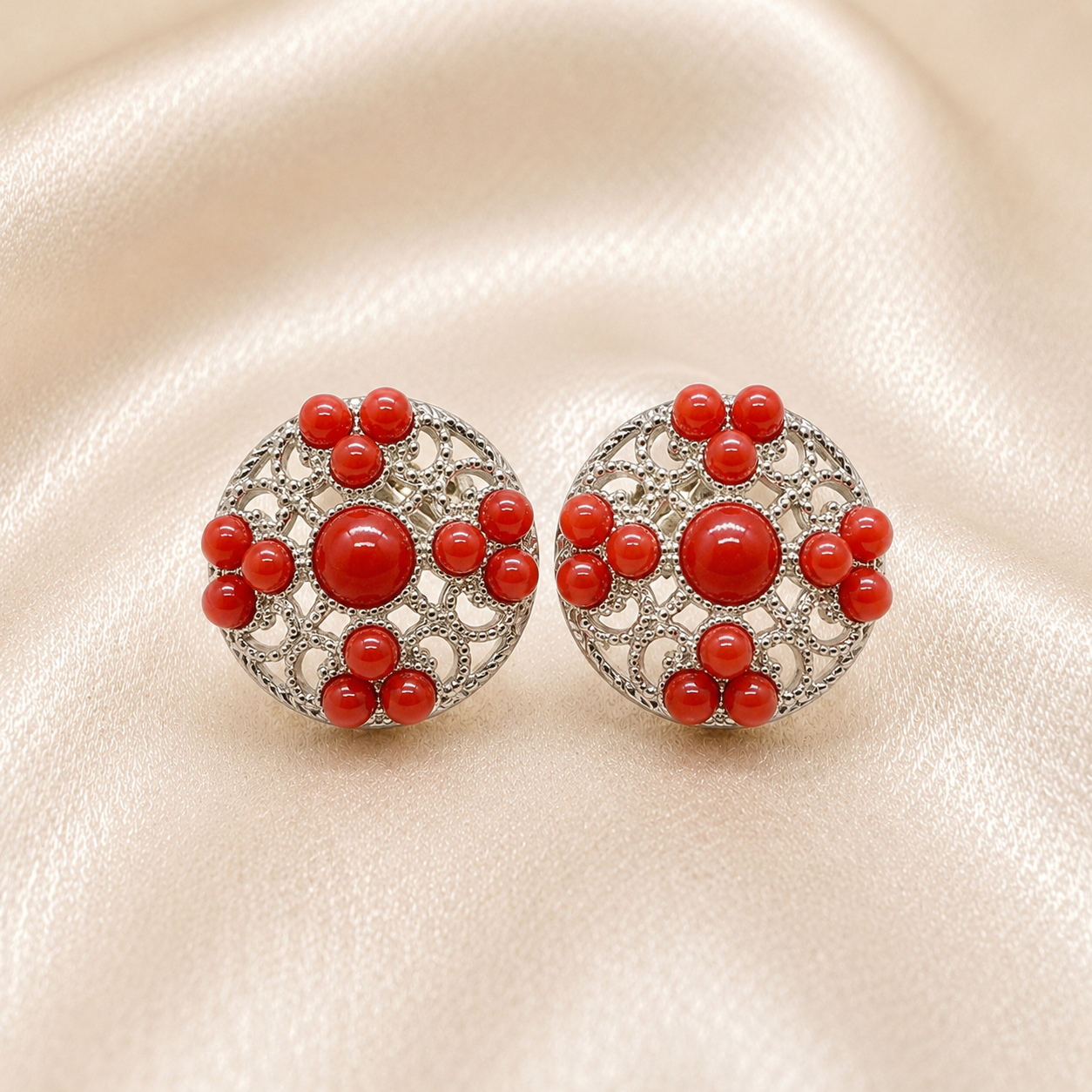 Orecchini Supreme rodiati in Argento 925 con cabochon e micro pallini di Corallo Rosso Naturale