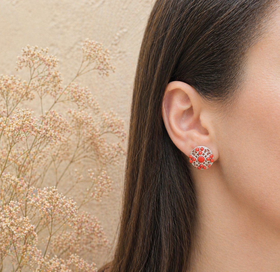 Orecchini Supreme rodiati in Argento 925 con cabochon e micro pallini di Corallo Rosso Naturale