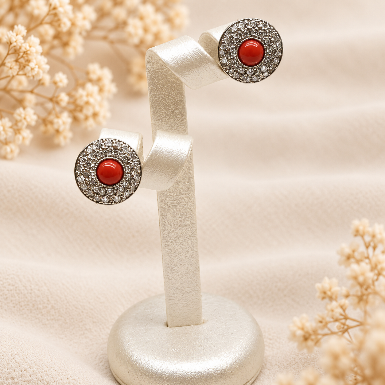 Orecchini a toppa in Argento 925 rodiato con zirconi e cabochon di Corallo Rosso Naturale del Mediterraneo presentati su espositore