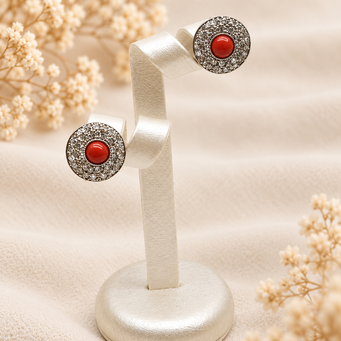 Orecchini a toppa in Argento 925 rodiato con zirconi e cabochon di Corallo Rosso Naturale del Mediterraneo presentati su espositore