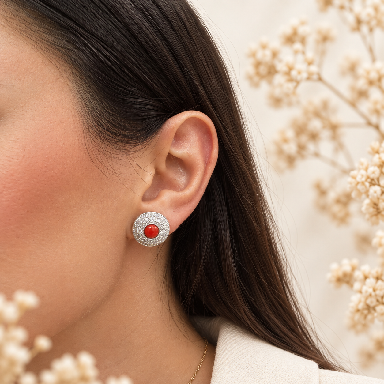 Orecchino a toppa in Argento 925 rodiato con zirconi e cabochon tondo in Corallo Rosso Naturale del Mediterraneo, foto indossata