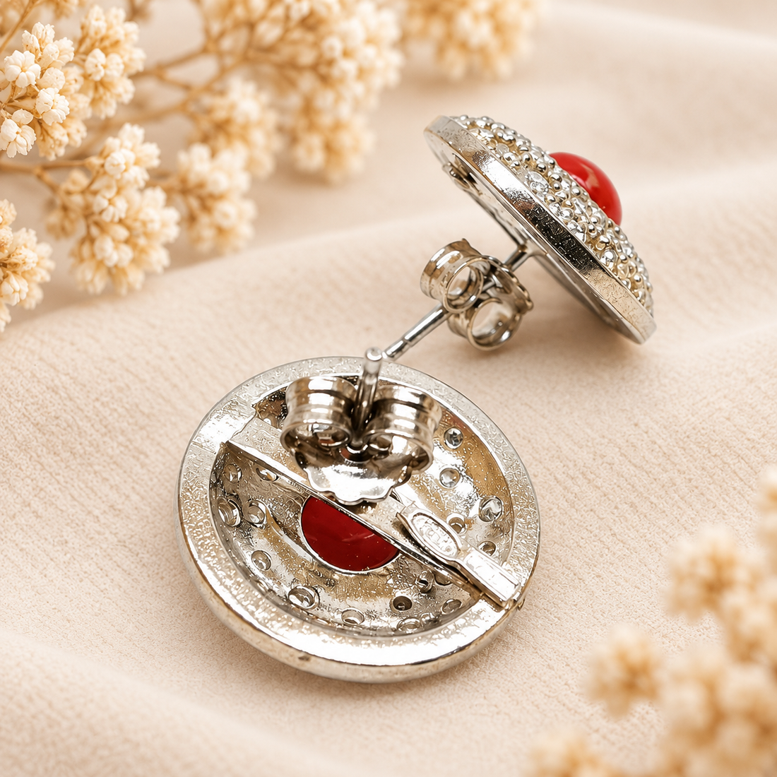 Orecchini a toppa in Argento 925 rodiato con zirconi e cabochon di Corallo Rosso Naturale del Mediterraneo presentati su espositore