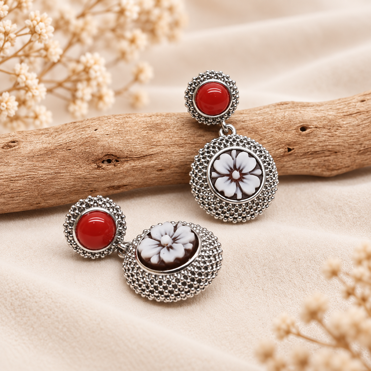 Orecchini pendenti modello Vesuvio in Argento 925 rodiato, con cabochon di corallo rosso naturale da 5 mm e cammei in conchiglia con fiore a 5 petali inciso a mano. Gioielli artigianali di Torre del Greco firmati Madonna Jewels.